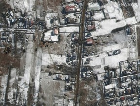 Ein Satellitenbild zeigt Truppen und Ausrüstung, die inmitten der anhaltenden russischen Invasion in der Ukraine in Ozera, nordöstlich des Flughafens Antonov, Ukraine, am 10. März 2022 stationiert sind.