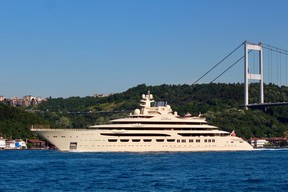 Die Dilbar, eine Luxusyacht des russischen Milliardärs Alisher Usmanov, segelt am 29. Mai 2019 in Istanbul, Türkei, auf dem Bosporus.