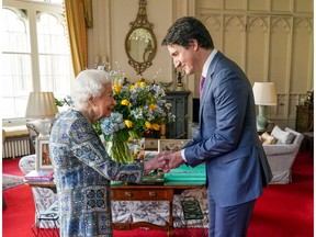 Die britische Königin Elizabeth II. schüttelt dem kanadischen Premierminister Justin Trudeau die Hand, als sie sich am 7. März 2022 im Windsor Castle, Berkshire, zu einer Audienz treffen.