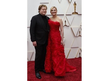 Kirsten Dunst and husband Jesse Plemons pose on the red carpet during the Oscars arrivals at the 94th Academy Awards in Hollywood, Los Angeles, Calif., March 27, 2022.
