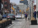 Während es keine Radfahrer gab, benutzte ein Jogger am 18. März 2022 eine Bilke Lane in der Yonge St., etwa zwei Kilometer nördlich der Bloor St., südlich der Macpherson Ave. 