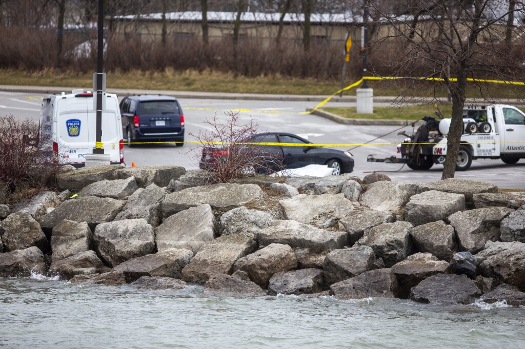 Man found dead after vehicle pulled from Lake Ontario in Mississauga