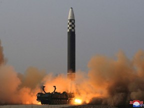 Auf diesem undatierten Foto, das am 24. März 2022 von Nordkoreas Korean Central News Agency (KCNA) veröffentlicht wurde, ist eine allgemeine Ansicht während des Testschusses dessen, was staatliche Medien berichten, eine nordkoreanische „neue Art“ von interkontinentalen ballistischen Raketen (ICBM).