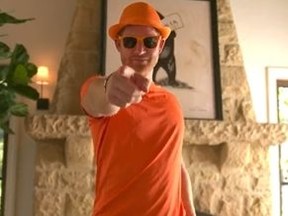 Prins Harry Invictus draagt ​​een oranje T-shirt, hoed en zonnebril in een screenshot van een video die op zijn NL Twitter-account is geplaatst.