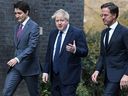 Kanādas premjerministrs Džastins Trudo (pa kreisi) pastaigājas ar Lielbritānijas premjerministru Borisu Džonsonu (centrā) un Nīderlandes premjerministru Marku Ruti (pa labi) Londonā, Anglijā, 2022. gada 7. martā.