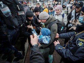 Menschen mit Kindern aus dem zentralen Kinderkrankenhaus von Kiew steigen inmitten der russischen Invasion in der Ukraine am 7. März 2022 in Kiew, Ukraine, in einen Evakuierungszug von Kiew nach Lemberg am Hauptbahnhof Kiew ein.