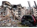 Eine Ansicht zeigt ein Wohngebäude, das durch den jüngsten Beschuss zerstört wurde, während Russlands Invasion in der Ukraine in der Stadt Irpin in der Region Kiew, Ukraine, am 2. März 2022 andauert.