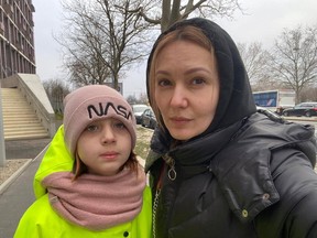 Julia Kulyk und ihre Tochter Polina, 10.