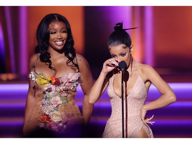 LAS VEGAS, NEVADA - APRIL 03: (L-R) SZA and Doja Cat accept the Best Pop Duo/Group Performance award for 'Kiss Me More' onstage during the 64th Annual GRAMMY Awards at MGM Grand Garden Arena on April 03, 2022 in Las Vegas, Nevada.