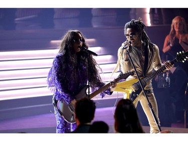 LAS VEGAS, NEVADA - APRIL 03: H.E.R. and Lenny Kravitz perform onstage during the 64th Annual GRAMMY Awards at MGM Grand Garden Arena on April 03, 2022 in Las Vegas, Nevada.