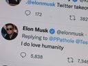 Tweets von Elon Musk werden am 25. April 2022 in Chicago, Illinois, auf einem Computer gezeigt.  Wie heute bekannt wurde, hat Twitter ein 44-Milliarden-Dollar-Angebot von Musk zur Übernahme des Unternehmens angenommen.