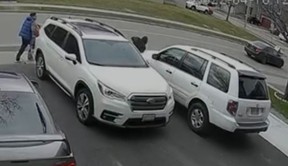 Videoaufnahmen zeigen einen Verdächtigen, der aus einem Geländewagen flieht.  REDDIT.COM