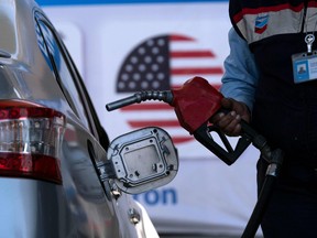 Ein Mitarbeiter füllt am 24. März 2022 an einer Tankstelle in Tijuana, Bundesstaat Baja California, Mexiko, den Tank eines Autos, während Tankstellen in Tijuana nach US-Verbrauchern suchen, die aus Kalifornien kommen, wo am 24. März der Durchschnittspreis für normales Benzin lag 5,88 US-Dollar pro Gallone.