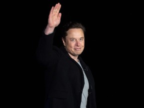 Elon Musk gestikuliert, als er während einer Pressekonferenz in der Starbase-Einrichtung von SpaceX in der Nähe des Dorfes Boca Chica in Südtexas am 10. Februar 2022 spricht.