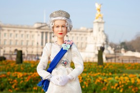 Ein undatiertes Handout-Foto, das am 21. April 2022 vom US-Spielzeughersteller Mattel aufgenommen und veröffentlicht wurde, zeigt seine neue Barbie-Puppe, die Königin Elizabeth II. Anlässlich des Platin-Jubiläums verehrt.  (Foto von MATTEL / AFP)