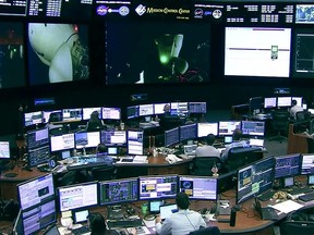 En esta captura de pantalla de NASA Television Broadcasting, los técnicos de la sala de control de SpaceX en Hawthorne, California, ven a la tripulación de la misión AX-1 emerger de la Estación Espacial Internacional el 24 de abril de 2022.
