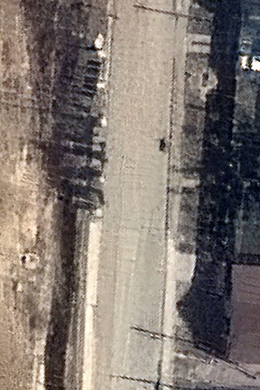 Ein Satellitenbild zeigt eine Leiche in der Yablonska-Straße in Bucha, Ukraine, 19. März 2022.