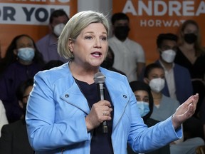 Die NDP-Vorsitzende von Ontario, Andrea Horwath, hält am Montag, den 25. April 2022, in Toronto ihre Wahlkampfplattform für die Provinz Ontario.