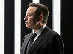 Elon Musk nimmt an der Eröffnungsfeier der neuen Tesla Gigafactory für Elektroautos in Grünheide, Deutschland, am 22. März 2022 teil.