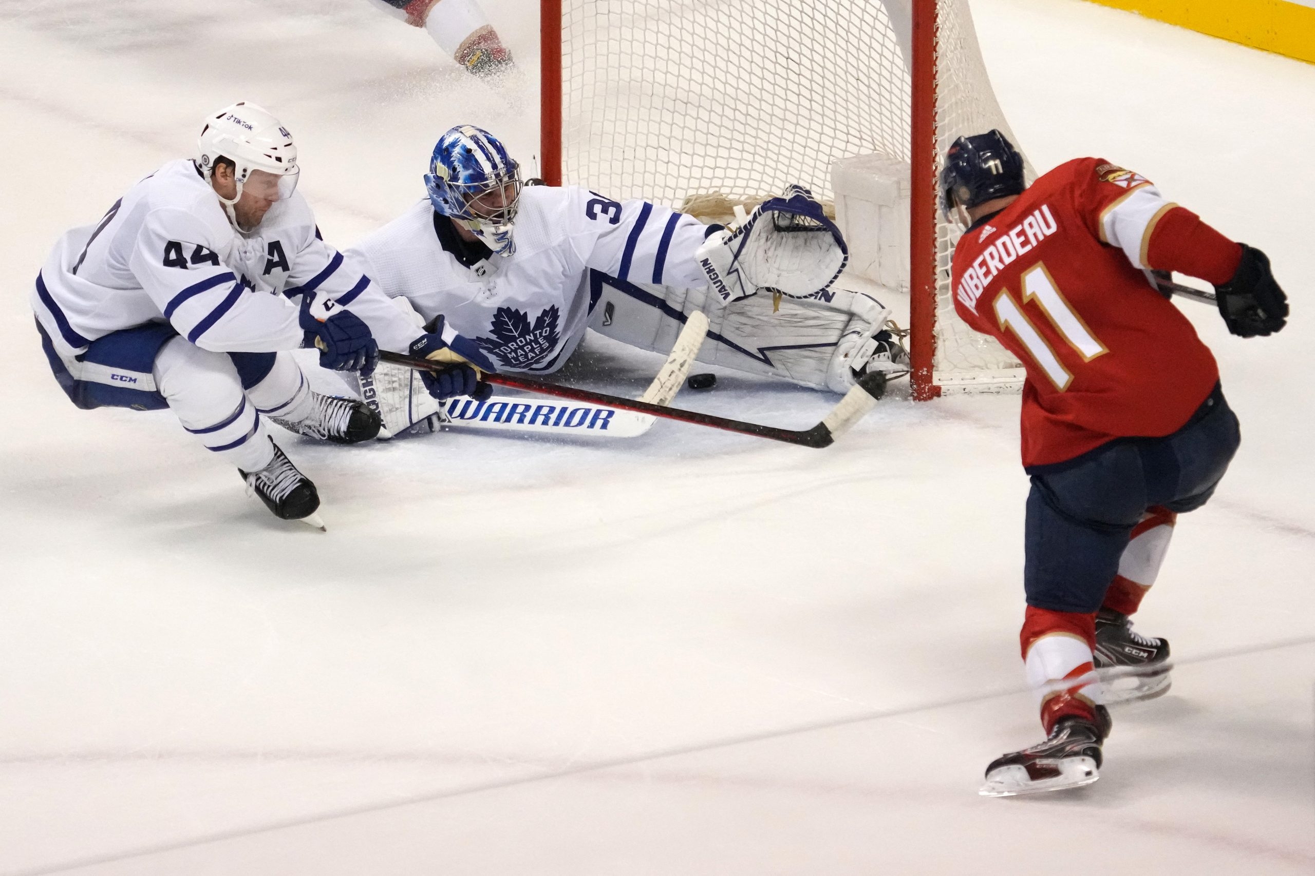 Auston Matthews ties Rick Vaive as Maple Leafs bump Bolts