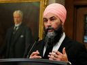 Der neue Vorsitzende der Demokratischen Partei, Jagmeet Singh, reagiert am 7. April 2022 vor dem Unterhaus auf dem Parliament Hill in Ottawa auf den Haushalt 2022-23.