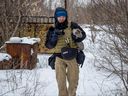 Der ukrainische Fotograf Maksim Levin trägt am 25. Januar 2022 eine Katze nahe der Trennungslinie von den von Russland unterstützten Separatisten in der Region Donezk, Ukraine. 