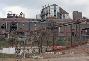 Eine Ansicht zeigt das Stahl- und Eisenwerk Illich, das während des Konflikts zwischen der Ukraine und Russland in der südlichen Hafenstadt Mariupol, Ukraine, am 15. April 2022 beschädigt wurde.