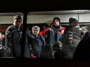 Menschen, die aus Mariupol und Melitopol fliehen, während Russlands Angriff auf die Ukraine weitergeht, warten am 1. April 2022 in einem Evakuiertenbus an einer Sammelstelle in Saporischschja, Ukraine. 