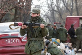 Militärangehörige prorussischer Truppen versammeln sich während des Ukraine-Russland-Konflikts in der südlichen Hafenstadt Mariupol, Ukraine, am 17. April 2022 auf einer Straße.