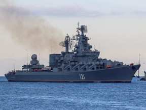 Der Lenkflugkörperkreuzer Moskva der russischen Marine segelt zurück in einen Hafen, nachdem er am 16. November 2021 NATO-Kriegsschiffe im Schwarzen Meer im Hafen von Sewastopol auf der Krim verfolgt hat.