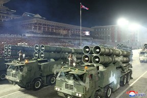 Mehrere Raketenwerfer nehmen an einer nächtlichen Militärparade zum 90. Jahrestag der Gründung der Koreanischen Revolutionären Volksarmee in Pjöngjang, Nordkorea, teil. Dieses undatierte Foto wurde am 26. April von der nordkoreanischen Zentralen Nachrichtenagentur KCNA veröffentlicht. 2022.