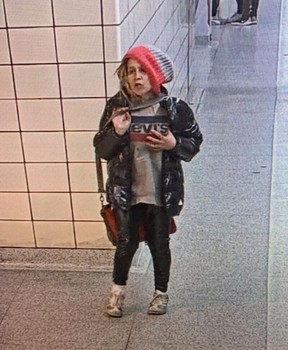 Ein von der Polizei von Toronto veröffentlichtes Bild einer Frau, die nach einem TTC-Fahrer gesucht wurde, wurde am Sonntag, dem 17. April 2022, auf die Gleise der Bloor-Yonge Station geschoben.