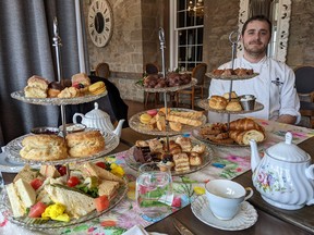 Şef Andrew Capone, Old Stone Inn'deki Flour Mill Restaurant'ta ikindi çayı için lezzetli yemekler servis etmektedir. Kristen Blizzard'ın FOTOĞRAFI