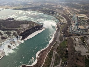 Niagara Helikopter Turu, Niagara Şelalelerinin nefes kesici bir perspektifini sunar. Christina Blizzard FOTOĞRAFI