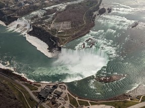 Niagara Helikopterlerinin bir seyir nezaketi ile kendinizi hem Kanada hem de Amerikan Şelalelerinin nefes kesici havadan görünümüne bırakın.