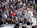 Papst Franziskus grüßt die christlichen Anbeter aus dem Papamobil nach der Ostermesse auf dem Petersplatz im Vatikan, Sonntag, 17. April 2022.