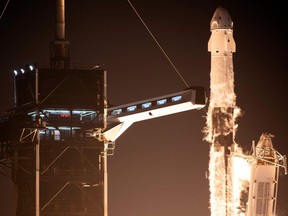 In diesem von der NASA veröffentlichten Bild hebt eine SpaceX Falcon 9-Rakete am 27. April 2022 vom Kennedy Space Center in Florida ab.