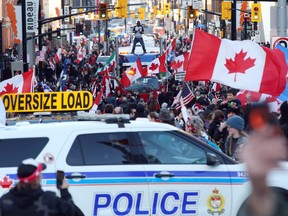 Ein Polizeiauto blockiert die Straße, als Unterstützer des Rolling Thunder-Konvois am 29. April 2022 in der Innenstadt von Ottawa, Kanada, in großer Zahl zu einer Demonstration kommen.