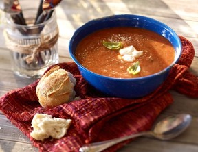 Sopa de tomate con albahaca fresca del invernadero de producción simple.