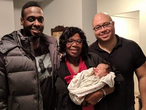Jonathan Gayle, seine Mutter Grace und sein Bruder Justin zusammen mit Justins neugeborener Tochter Vienna Gayle am 25. Dezember 2017. GELIEFERT/FAMILIE