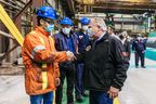 Der Premierminister von Ontario, Doug Ford, trifft Arbeiter von Algoma Steel in Sault Ste.  Marie am 8. April 2022.
