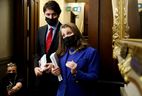 Kanadas Finanzministerin Chrystia Freeland und Premierminister Justin Trudeau sprechen mit den Medien, bevor sie am 7. April 2022 auf dem Parliament Hill in Ottawa, Ontario, Kanada, den Haushalt 2022-23 vorlegen.