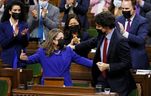 Kanadas Finanzministerin Chrystia Freeland umarmt Premierminister Justin Trudeau, nachdem sie am 7. April 2022 im Unterhaus auf dem Parliament Hill in Ottawa, Ontario, Kanada, den Haushalt 2022-23 vorgelegt hat.
