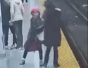In diesem Screenshot aus einem von BlogTO geposteten Video wird eine Frau am Sonntag, dem 17. April 2022, auf die U-Bahn-Gleise der Bloor-Yonge Station geschoben. Das Opfer überlebte.