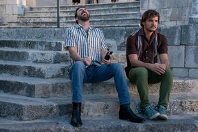 Nicolas Cage ('Nick Cage') y Pedro Pascal (Javi Gutierrez) en una escena de El peso insoportable del enorme talento.