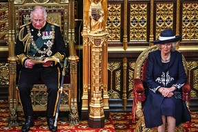 Prinz Charles, Prinz von Wales, liest die Rede der Königin, während er bei der Staatseröffnung des Parlaments im Palace of Westminster am 10. Mai 2022 in London neben Camilla, Herzogin von Cornwall, in der Kammer des Oberhauses sitzt.  Ben Stansall/WPA-Pool/Getty Images