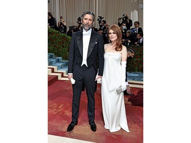 Bart Freundlich and Julianne Moore attend the 2022 Met Gala celebrating "In America: An Anthology of Fashion" at the Metropolitan Museum of Art on May 2, 2022 in New York City.