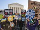Demonstranten versammeln sich am 1. Dezember 2021 in Washington, DC, vor dem Obersten Gerichtshof der USA, während die Richter Argumente in Dobbs gegen Jackson Women's Health anhören, einem Fall über ein Gesetz aus Mississippi, das die meisten Abtreibungen nach 15 Wochen verbietet