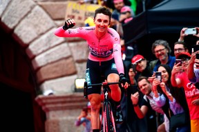 Overall race winner Team Bora’s Australian rider Jai Hindley enters the Verona arena after competing in the 21st and final stage, to win the Giro dItalia 2022 cycling race, 17.4 km individual time trial in Verona on May 29, 2022. (Photo by Luca Bettini / AFP)