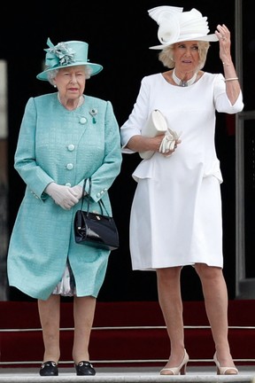 Königin Elizabeth, links, steht mit Camilla, Herzogin von Cornwall, während einer Begrüßungszeremonie im Buckingham Palace im Zentrum von London am 3. Juni 2019. ADRIAN DENNIS/POOL/AFP über Getty Images